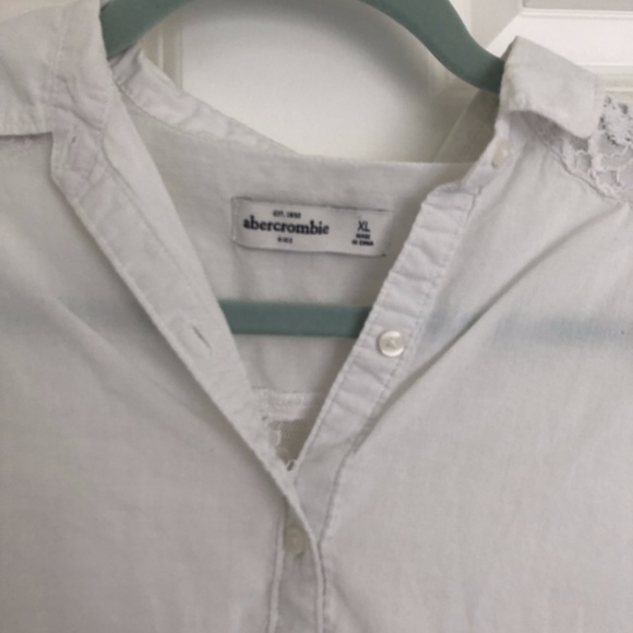 Lace Button-Up Sleeveless Blouse - Picture 2 of 3